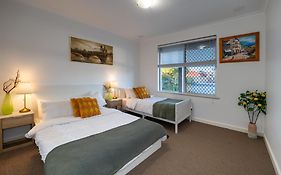 B1 Airporthaven - Free Parking & Modern Comfort